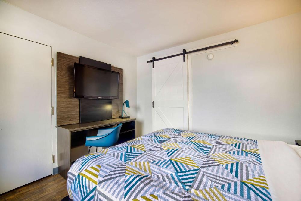 Queen Room - Non-Smoking interior